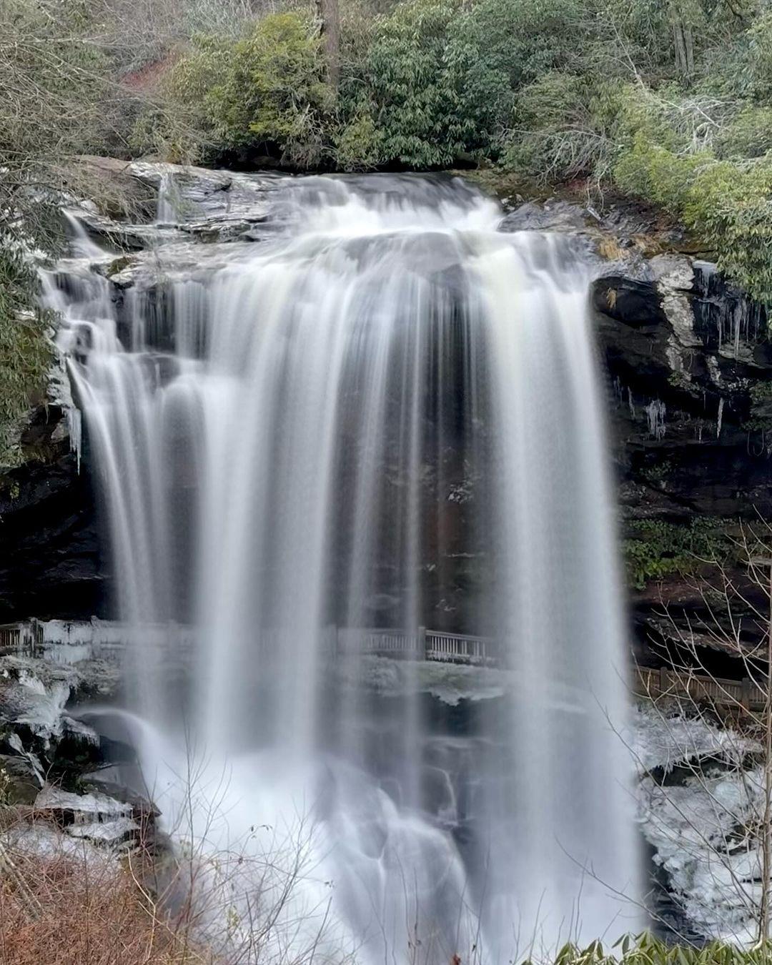 Embracing the winter chill...❄️
Are you hoping for more snow in Highlands this winter? 

📷: @marybethsheets

#visithighlandsnc #highlandsnc #heightofhappiness #waterfallwednesday