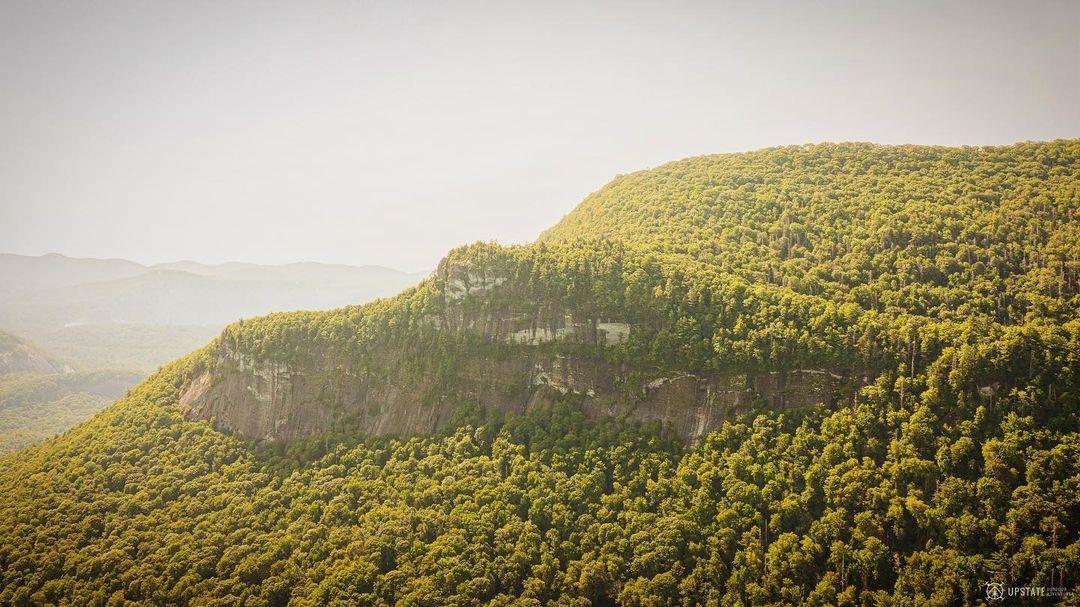 Even through the haze, our #WhitesideMountain shines! 

 📸: @upstateoutdooradventurer

#HighlandsNC #VisitHighlandsNC #HeightofHappiness