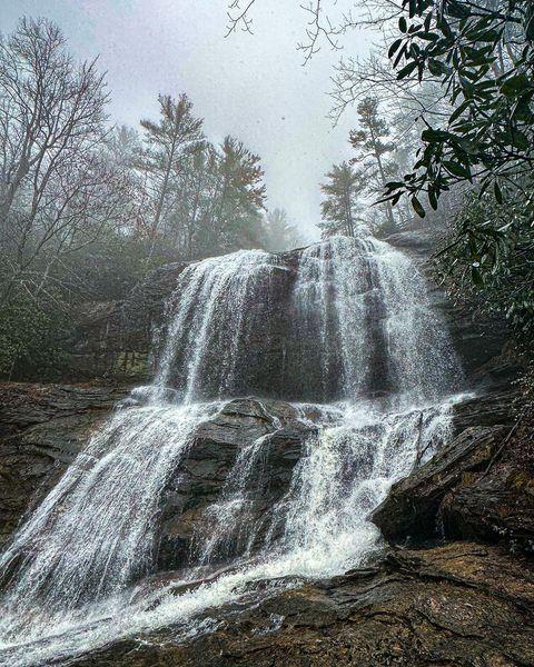 Every raindrop is on a journey. Make #HighlandsNC part of yours. 💧

#glenfalls #glenfallsnc #ncwaterfalls #visithighlandsnc #heightofhappiness 

📷: @natescales
