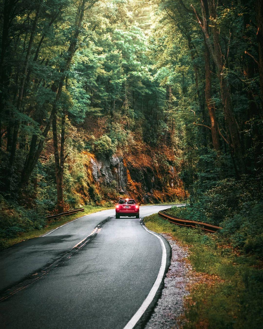 Finish that lyric: 

🎶 Country road, _______________ 🎶

Happy #NationalRoadTripDay from #HighlandsNC! Whether you're coming by plane, train or automobile, Highlands is always home 🏡
