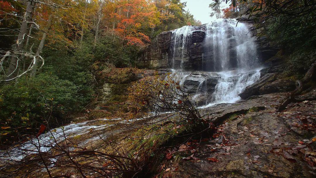 You can almost hear the sounds of fall. 🍂
#HighlandsNC #VisitHighlandsNC #HeightofHappiness #GlenFalls 
📷: @parrothead2514