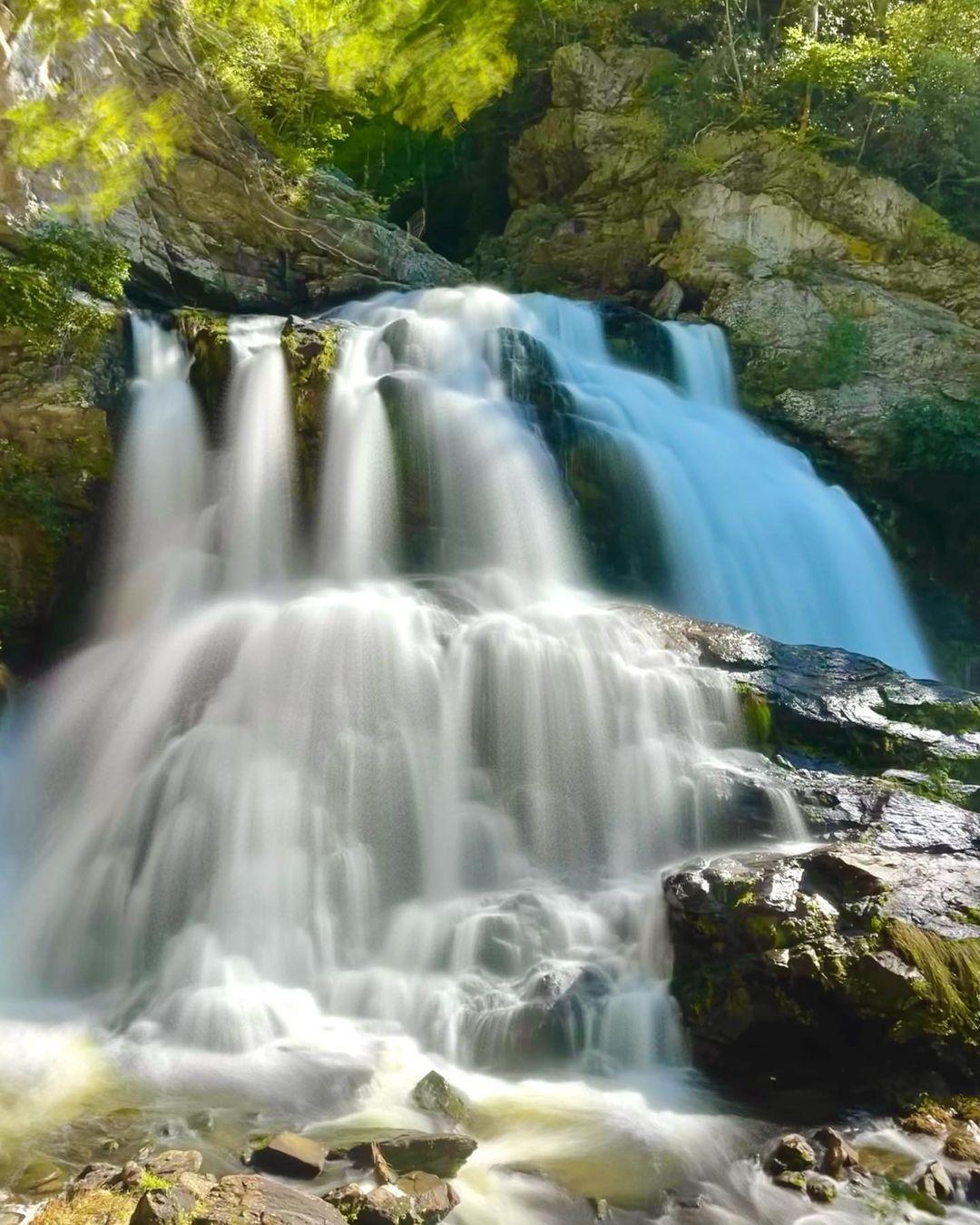 “There’s no better place to find yourself than sitting by a waterfall and listening to its music.” - Roland R Kemler

📸: @busyemptynester