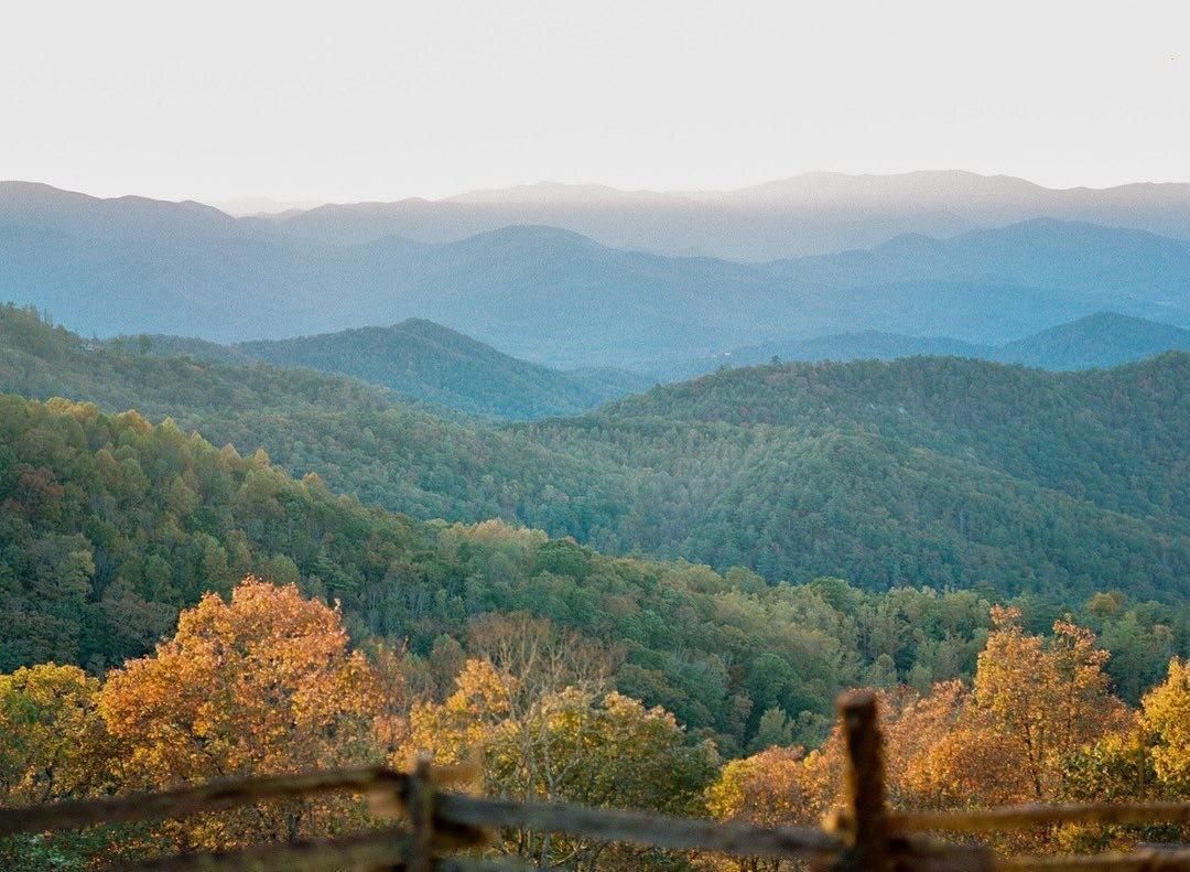 All we need are tall trees and a Blue Ridge Mountain breeze 🌄🌲

📸: @carriejoyphoto
.
.
#VisitHighlandsNC #HeightOfHappiness #NorthCarolina #instagood #HighlandsNC #NCMountains #northcarolina #visitnc #discoverthecarolinas