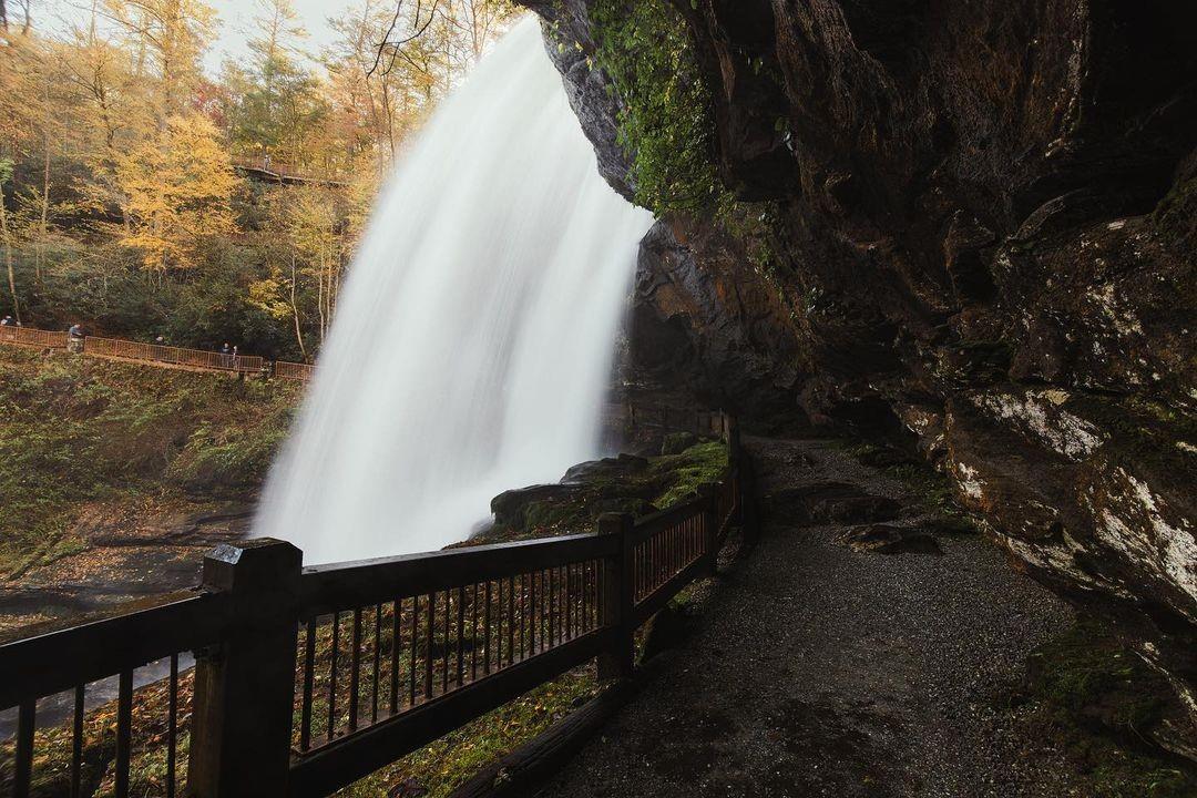 Kicking off our our Monday with the perfect Waterfall views 😍

📸: @seniad18