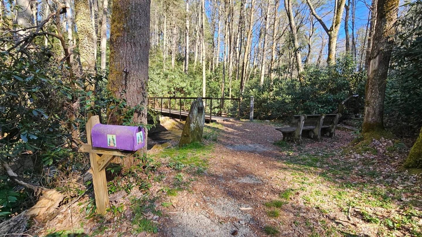 Kids Hike Highlands from @highlandsbiostation has been recently refreshed and its the perfect way to celebrate #yearofthetrail in North Carolina with kids!
This fun, family adventure allows you to explore the #HighlandsPlateauGreenway's network of community trails through a town-wide scavenger hunt to find & solve four kid-oriented nature riddles. Once your family completes the challenge, you can claim a special prize courtesy #KilwinsHighlands!
Maps & prizes can be found at @visithighlandsnc , #HighlandsRecreationCenter, @highlandslib , or @thebascom.