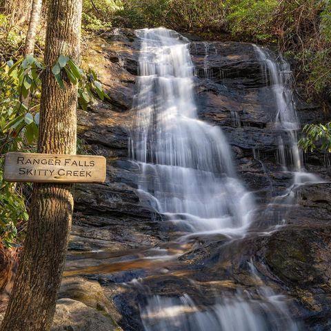 The trail to #RangerFalls begins in #CliffsideRecreationArea in #HighlandsNC. Put this one on your list! ☑️
📷: @erichaggartimagery
#VisitHighlandsNC #HeightofHappiness