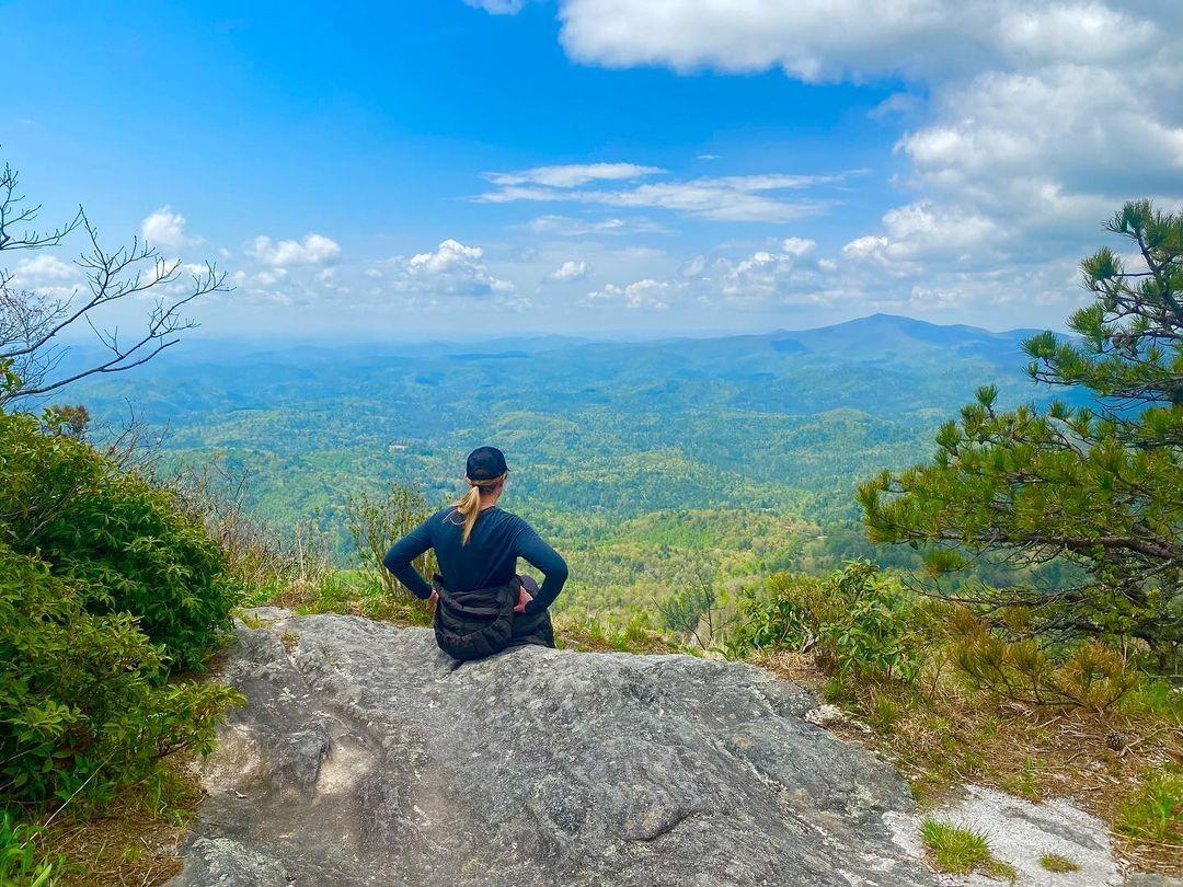 Today's forecast: sunshine, cool mountain breezes and beautiful views ☀️🏞 

📸: @sarahtraverso

#HeightOfHappiness