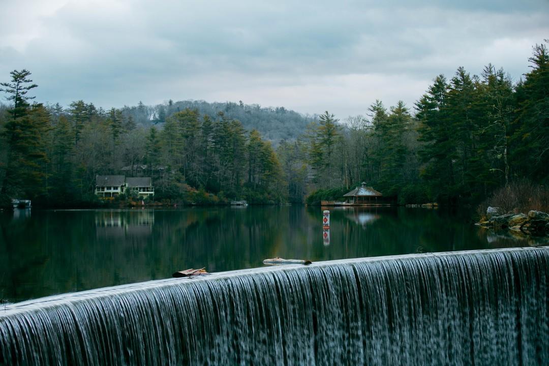 Oh, to be gazing at Sequoyah Falls on a Friday afternoon... 💭

#FunFact: You can check out this spot – no hiking required! Head to the link in our bio to find out how 🔗
 .
 .
 #VisitHighlandsNC #HeightOfHappiness #NorthCarolina #instagood #HighlandsNC #NCMountains #northcarolina #visitnc #discoverthecarolinas