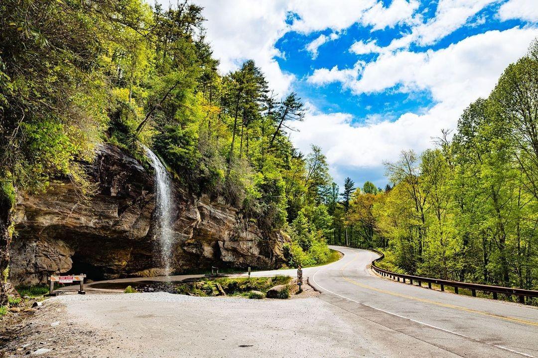 Every route is the scenic route in #HighlandsNC 🌲 

📸: @willmalone
.
.
#VisitHighlandsNC #HeightOfHappiness #NorthCarolina #instagood #HighlandsNC #NCMountains #northcarolina #visitnc #discoverthecarolinas