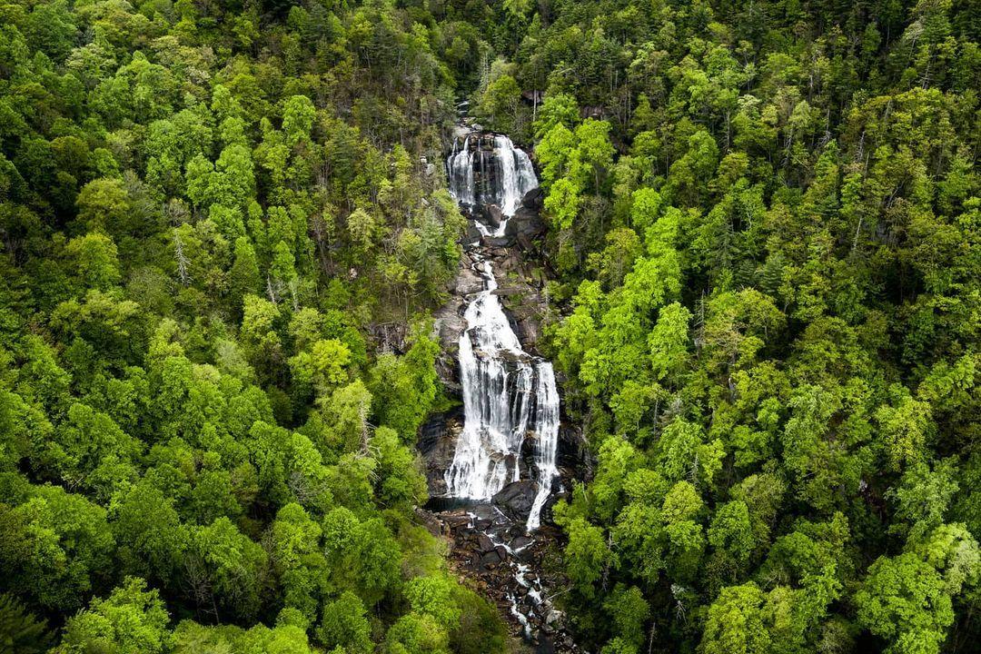 We see trees of green & waterfalls, too 🌲💧

Discover the 🎶wonderful world🎶 of #HighlandsNC: https://loom.ly/AmjhFx4

📸: instagram.com/karcheraerialimaging

 #visithighlandsnc #heightofhappiness #highlandsnc #828isgreat