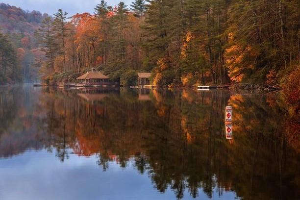 Every season in #HighlandsNC is beautiful. But this Autumn was exceptional. 🍁

#LakeSequoyah #VisitHighlandsNC #HeightofHappiness #VisitNC #NCMountains

📷: @regularjoephoto