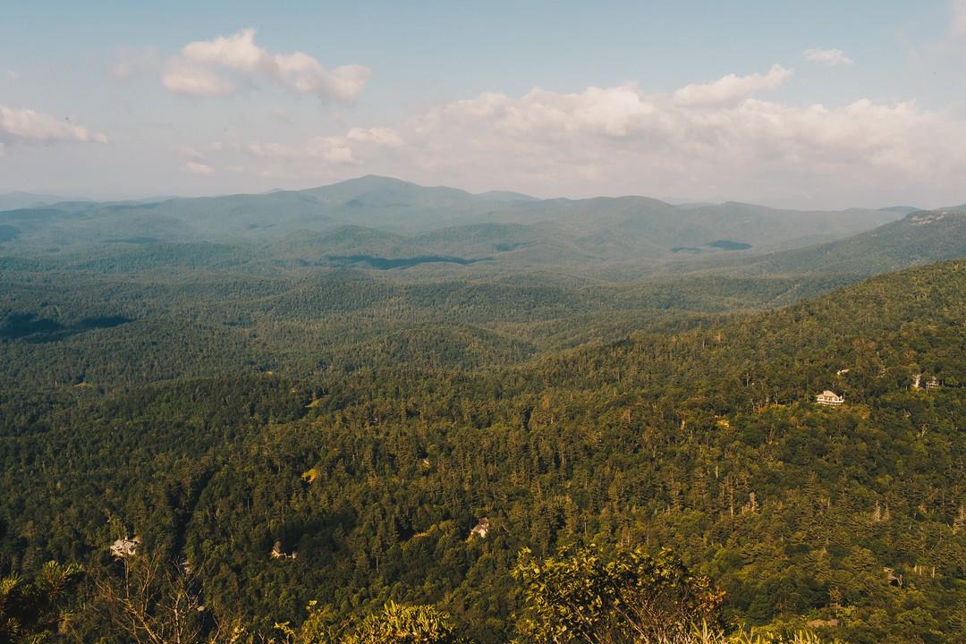Spring looks good on you, #HighlandsNC 🌿🌼