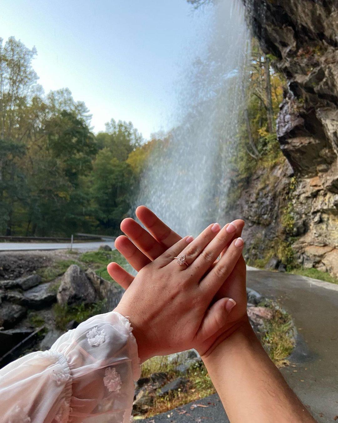 You can't have Spring in #HighlandsNC without "ring" 💍

Name the best proposal spots in Highlands – go! ⤵️

📸: @annah.riedel.photography