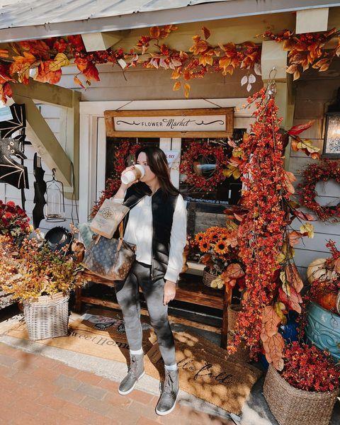 This perfect fall moment is brought to you by #HighlandsNC. 🍁
 📷: @carleighgirl
#VisitHighlandsNC #HeightofHappiness