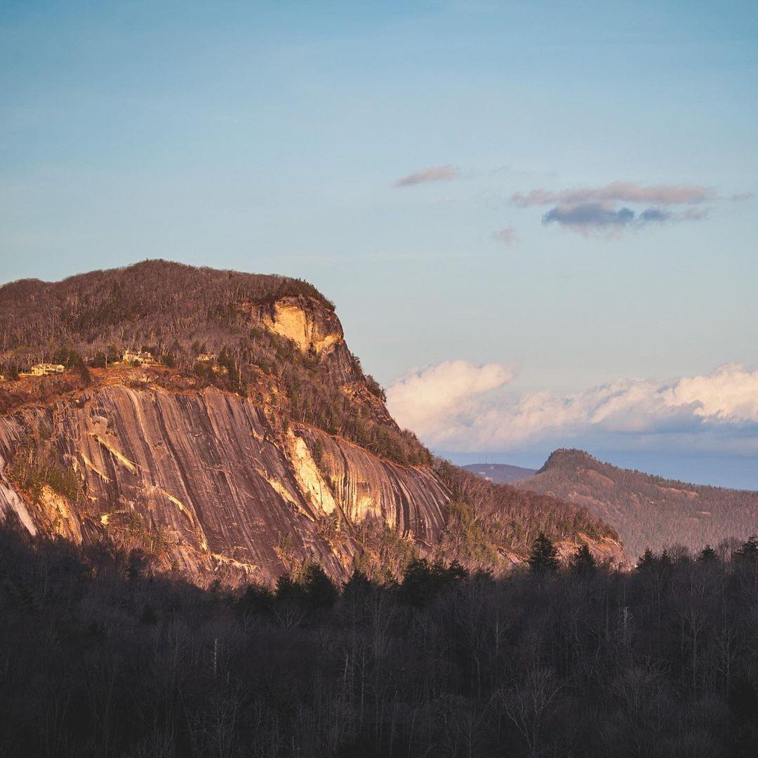 Swipe ➡️ to make the sun set at Whiteside Mountain 🌞

📸: @bnew_photo