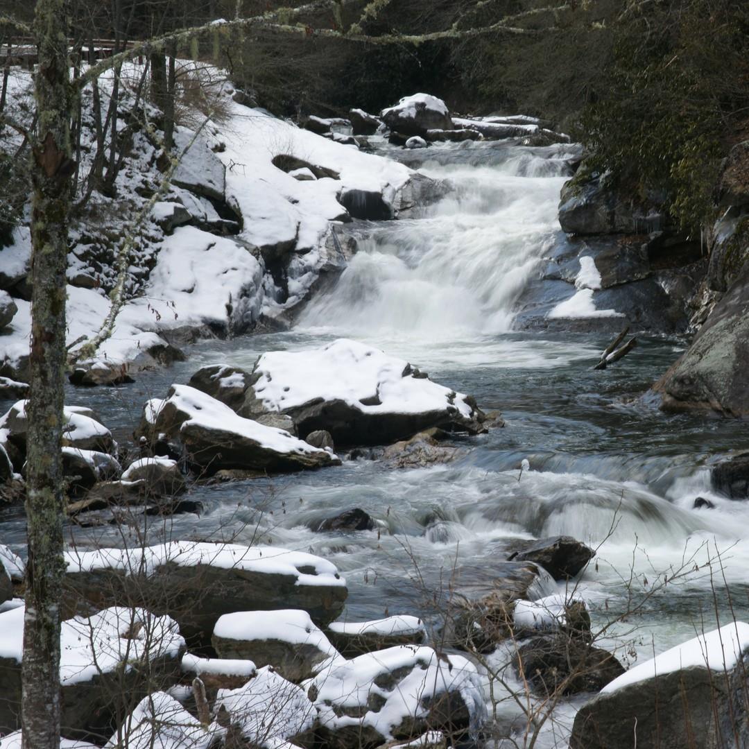 Today's #WinterWaterfall, brought to you by #HighlandsNC ❄️ 
.
.
#VisitHighlandsNC #HeightOfHappiness #NorthCarolina #instagood #HighlandsNC #NCMountains #northcarolina #visitnc #discoverthecarolinas