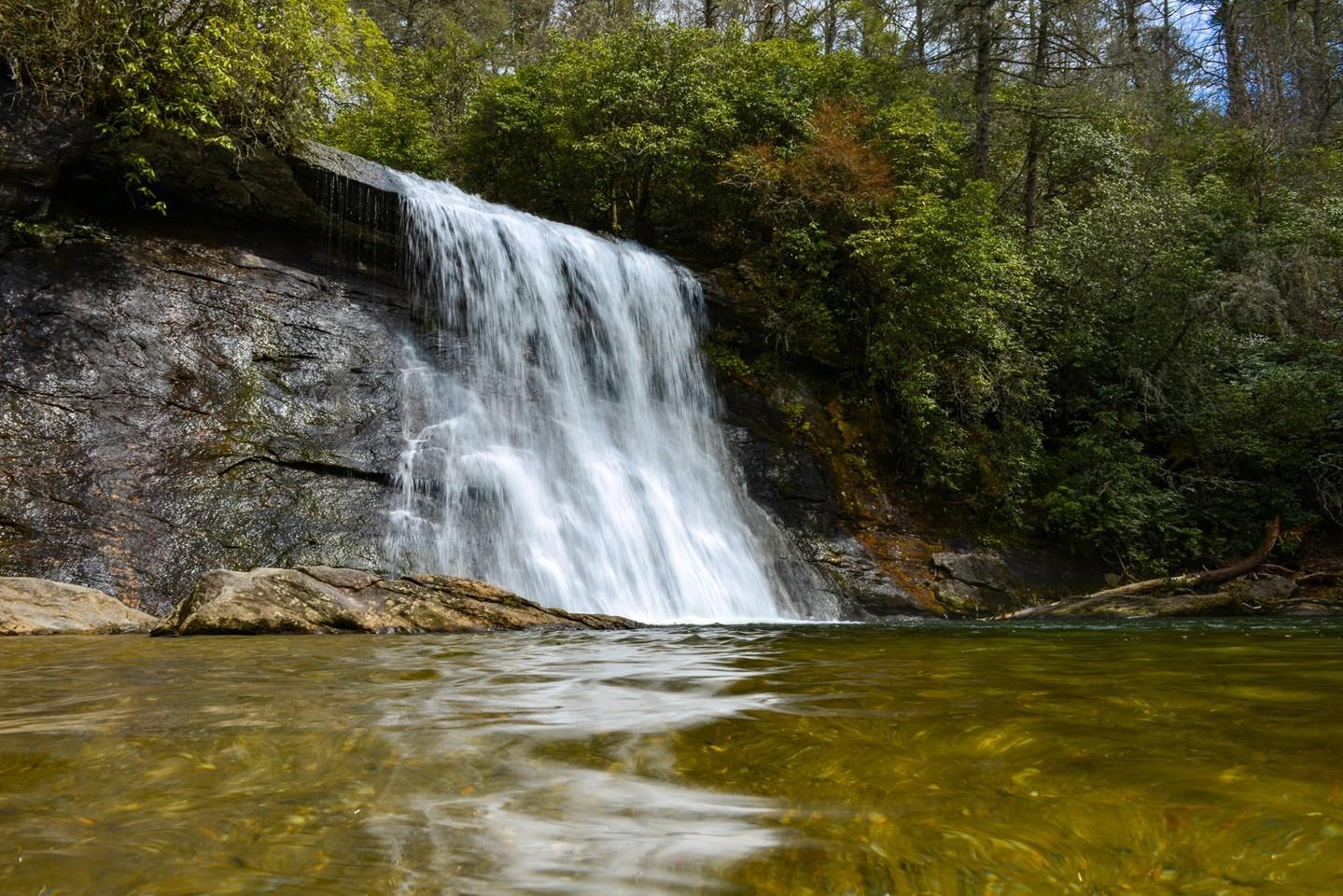 Clear water and crisp air...those are some of our favorite things about the #heightofhappiness 🌲

📍 Silver Run Falls