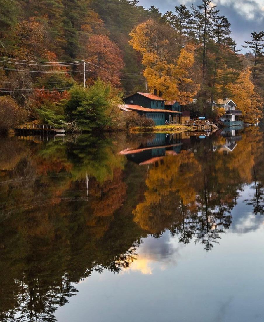 #HighlandsNC is a perfect place for reflection. 

📷: @regularjoephoto
#HeightofHappiness #VisitHighlandsNC #LakeSequoyah #LakeSequoyahNC