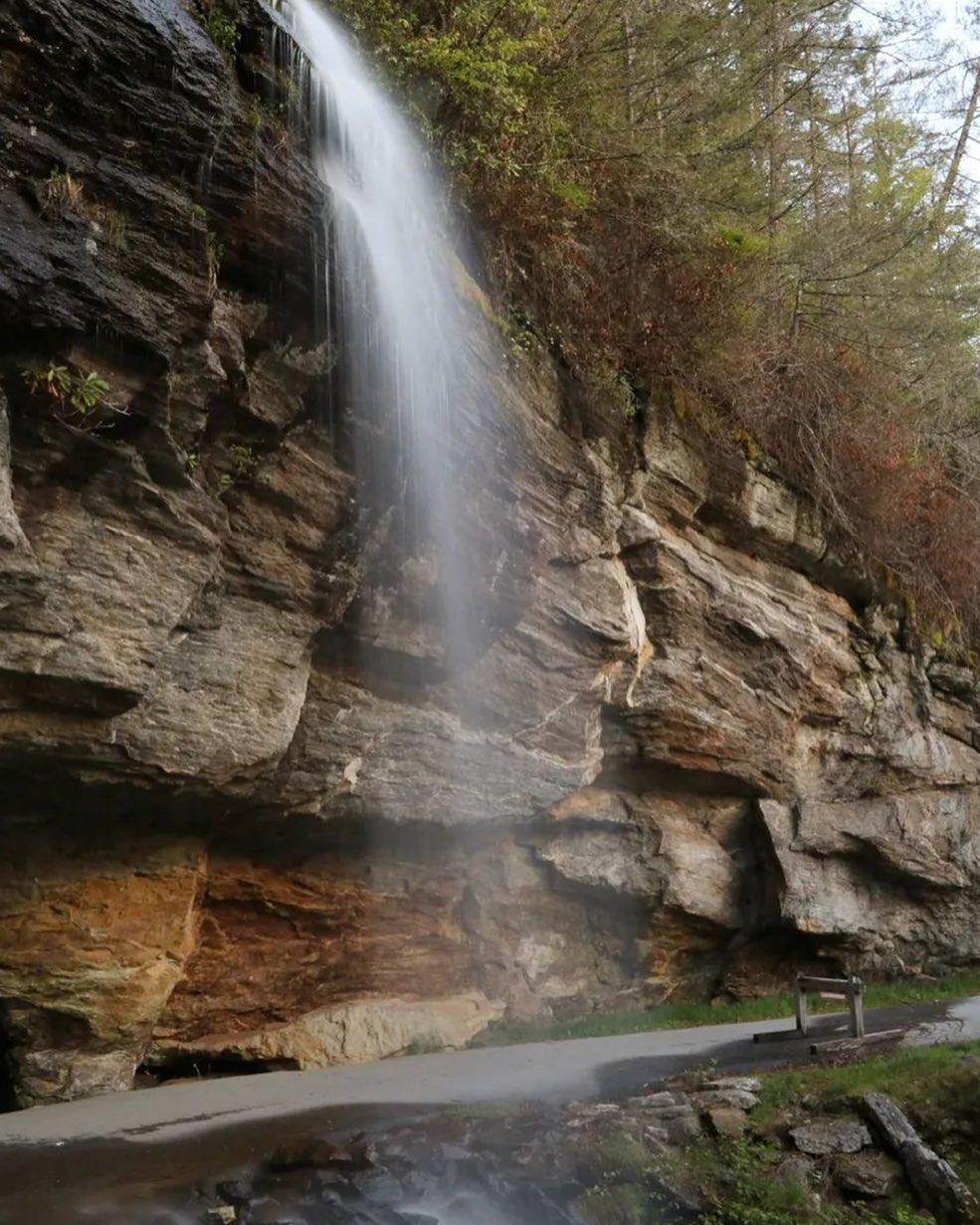 When you have so many waterfalls that you don't even have to hike to see them. 🥾👰
📷: @parrothead2514
#BridalVeilFalls #HighlandsNC #HeightofHappiness #VisitHighlandsNC