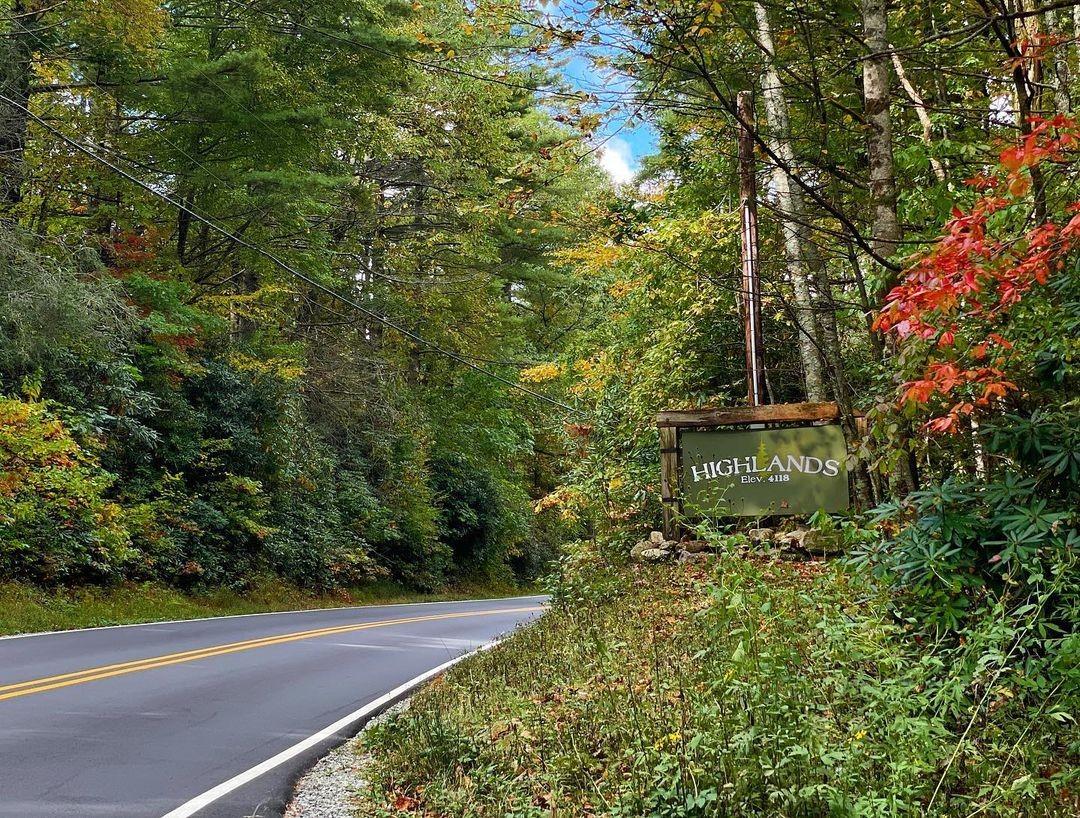 Highlands: where the trees are green, the sky is blue, and the mountains are always calling you! 

Discover the #HeightofHappiness in #HighlandsNC 🏞

📸: @roosticacottage