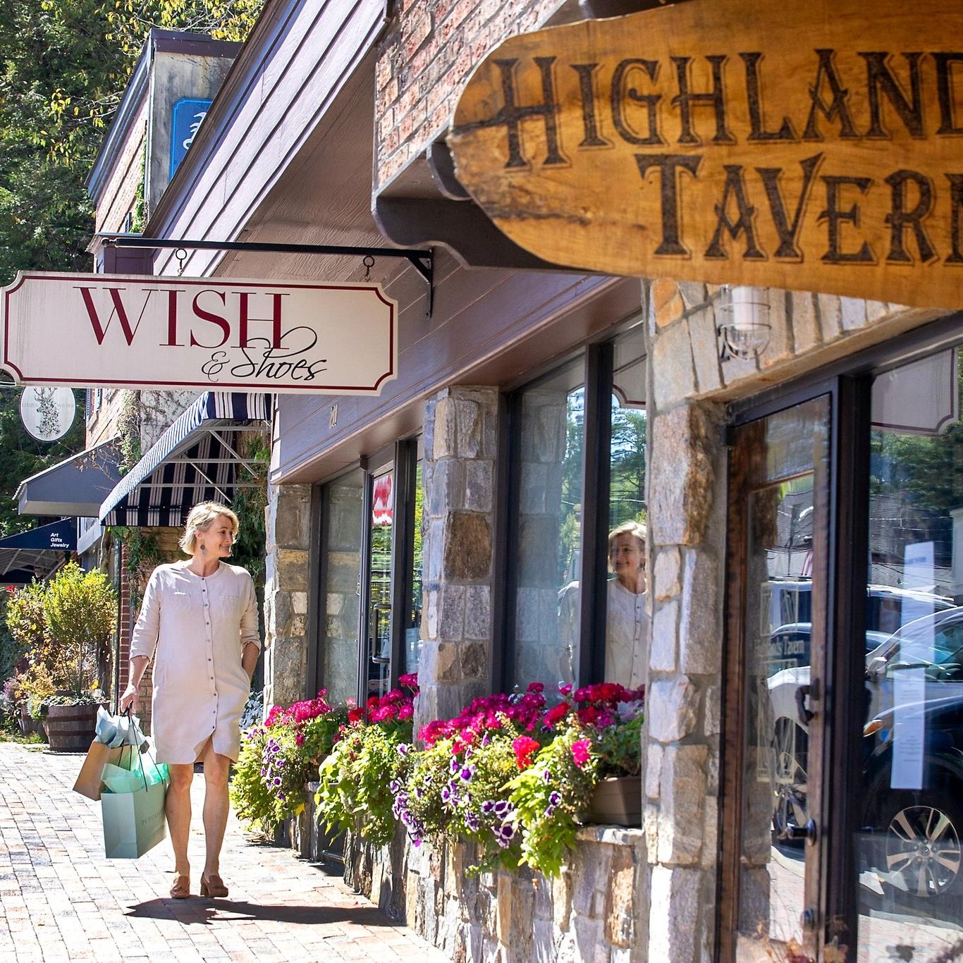 Happy Small Business Saturday! We’re thankful for the local and family-owned businesses that add to the vibrancy and character of our beloved community. Please support them today! 🫶
#visithighlandsnc #heightofhappiness #visithighlandsnc #smallbusinesssaturday