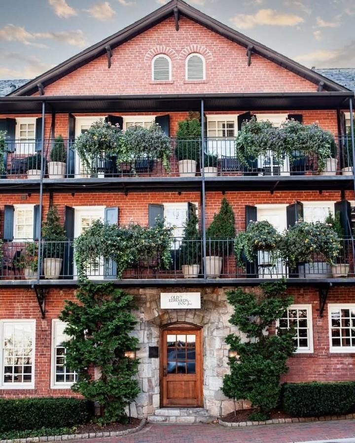 @styleblueprint lists 11 Resort Hotels Under $500 a Night & Old Edwards Inn and Spa makes the list (of course)! The Inn truly adds to the charm of our little mountain town 💙 

📷: @oldedwardsinn