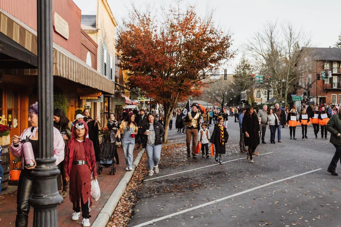 🎃 Get ready for a spooky adventure on Main Street in Highlands this Halloween. 🎃
Join us from 6 - 8 p.m. for a bewitching night of trick-or-treating delights. 👻