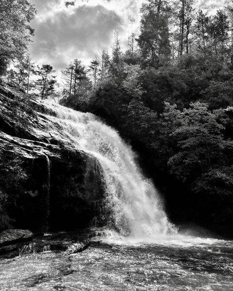 Shhh! Can you name this waterfall? This gorgeous 📷 was taken in-between last week's rains by @philevansdesign. 

#HighlandsNC #VisitHighlandsNC #HeightofHappiness #NCWaterfalls