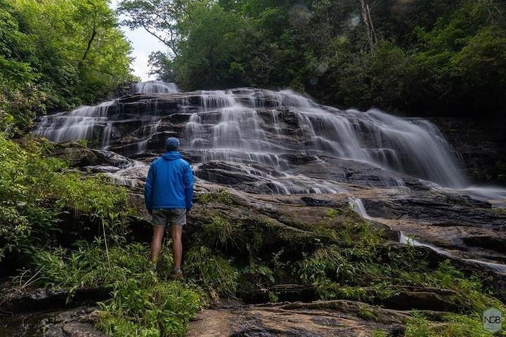 Surrender to the trails, waterfalls and adventures. Here's how ➡️ https://loom.ly/jCCtUiU

#HighlandsNC #HeightofHappiness #VisitHighlandsNC 

📸: @nevergrowbored