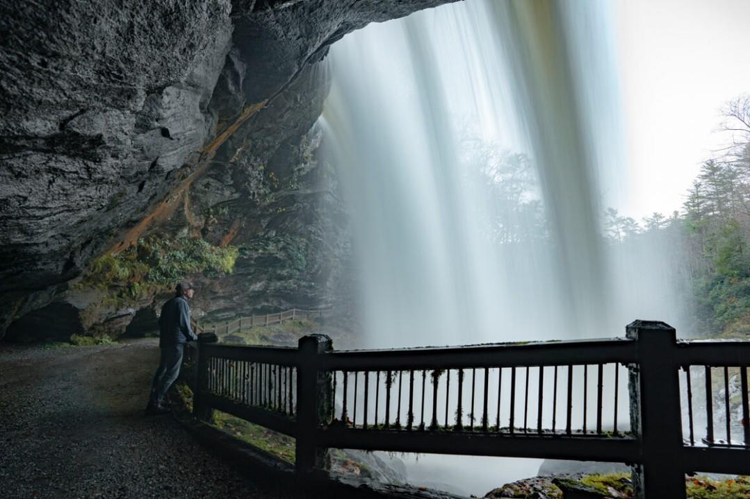Want to go chasing waterfalls?  @discoverthecarolinas lists ten of the most iconic waterfalls in North Carolina, and Highlands has TWO waterfalls on the list! Not only are we home to two waterfalls on the list, but most of the waterfalls named are within an hour of us! 

See link in bio!

📷: Dry Falls in #HighlandsNC captured by Jamey Price