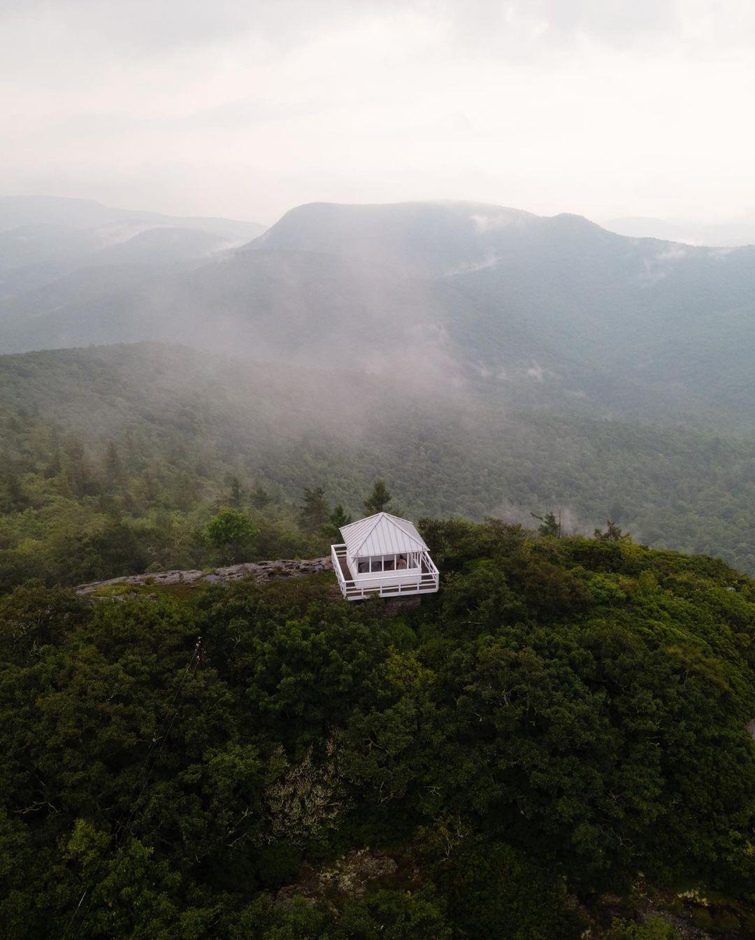 Home is somewhere in the mountains 🌄
📸: @eifelkreutz
.
.
#VisitHighlandsNC #HeightOfHappiness #NorthCarolina #instagood #HighlandsNC #NCMountains #northcarolina #visitnc #discoverthecarolinas