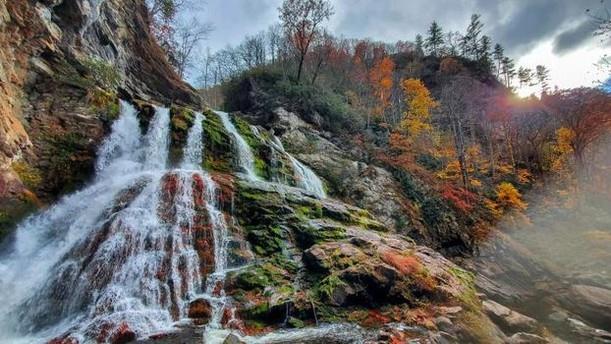 We don't mean to have the areas's most glorious waterfalls. We just do. ❤️
#Cullasaja #HighlandsNC #NCwaterfalls #VisitHighlandsNC #HeightofHappiness 
📷: @audsthepods