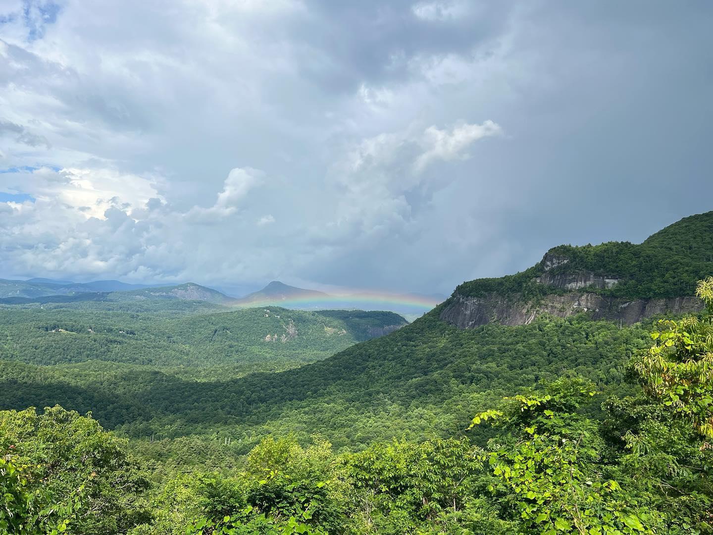 The magic of the mountains 🌈
📷: @raleighhomematchmaker