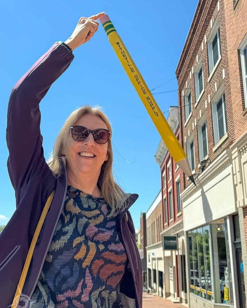 Our friends from Canada made it a “point” to see Wytheville’s iconic “Big Pencil” on their recent visit. ✏️💛 Come back soon @grownuptravels! 🇨🇦
