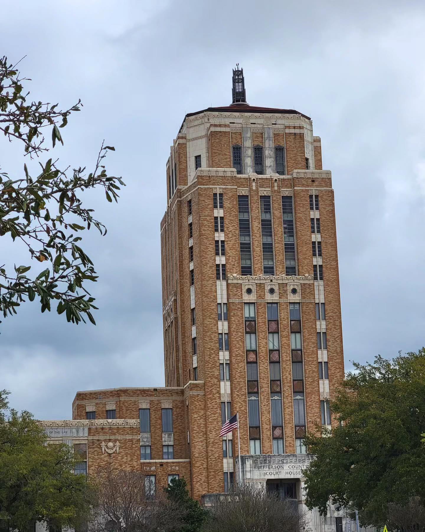 Jefferson County Court House (1931). Beaumont, Texas 

#beaumonttx #beaumonttexas #jeffersoncountytx #jeffersoncountytexas #artdeco #sergeartdeco #artdecobuilding #artdecobuildings #artdecoarchitecture architecturephotography #architecturephoto #architecturephotos #architecturalphotography