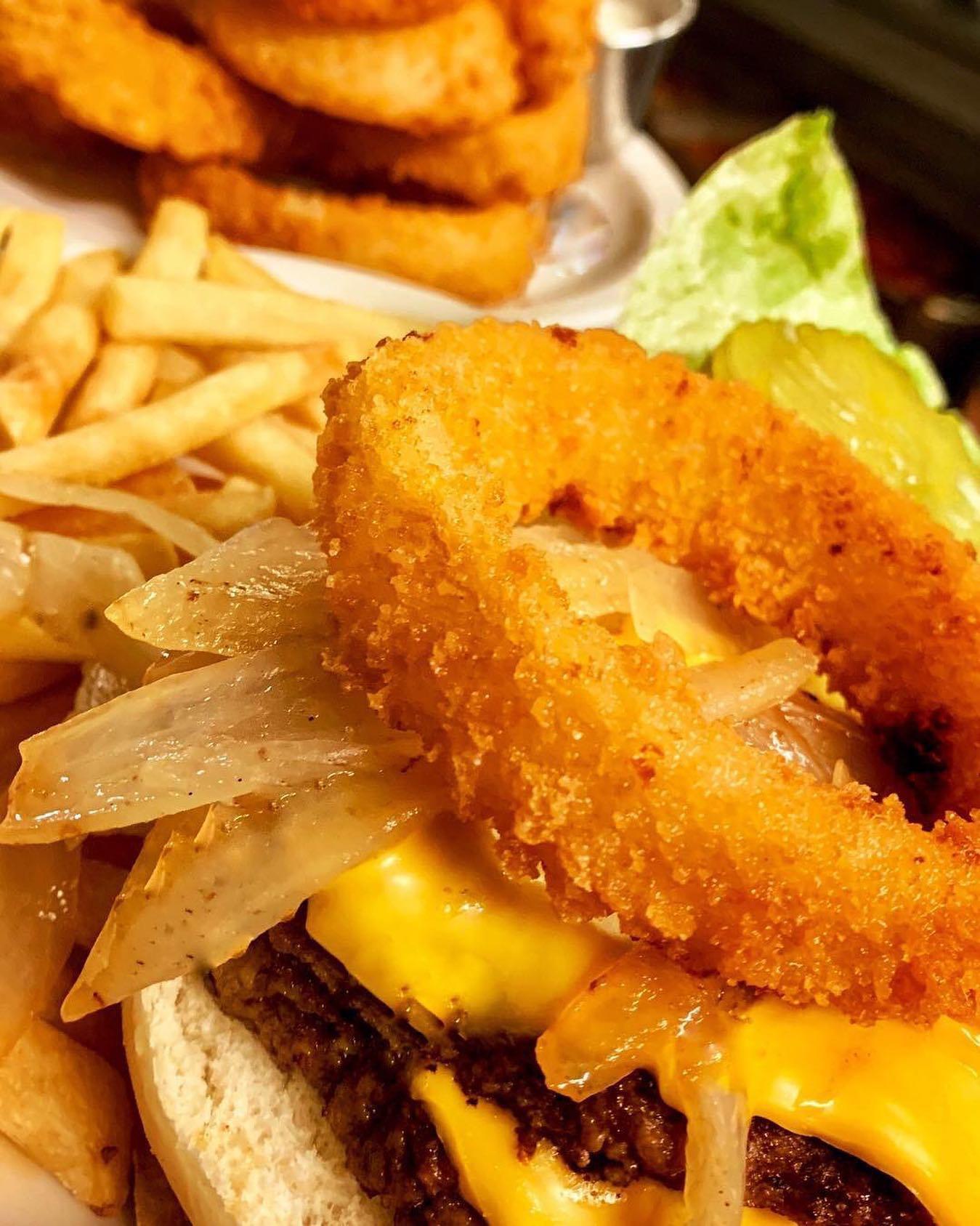 It's National #OnionRingDay. Enjoy yours atop a double cheeseburger from Oscar's Restaurant. 🍔
(📷: oscarsdiner) #DiscoverHalifaxNC #VisitNC