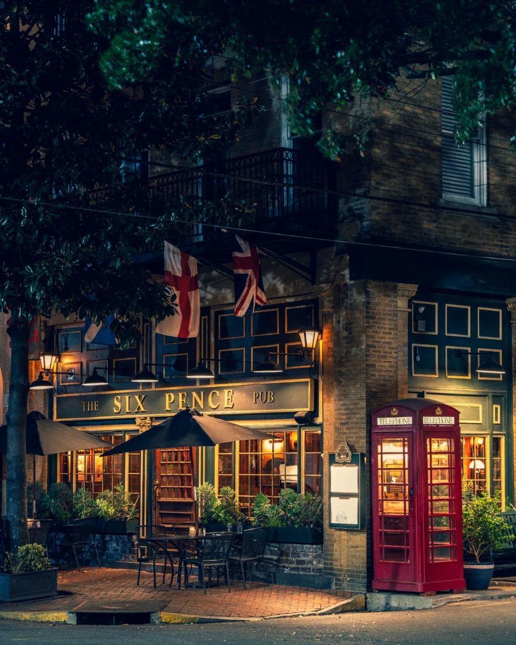 Step into Six Pence Pub for a pint and a taste of tradition.🍻 #VisitSavannah [📸 pvtejasvi]
.
.
#restaurants #nightlife