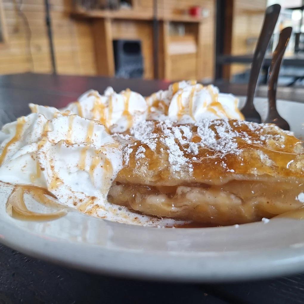 Get your just desserts with these top treats in #AlpineHelenGA.

📍: @mullersfamousfriedcheesecafe  Famous Fried Cheese Cafe 
📍: @dasicecream 
📍: @campfire.gatherround
📍: Hofer's Bakery