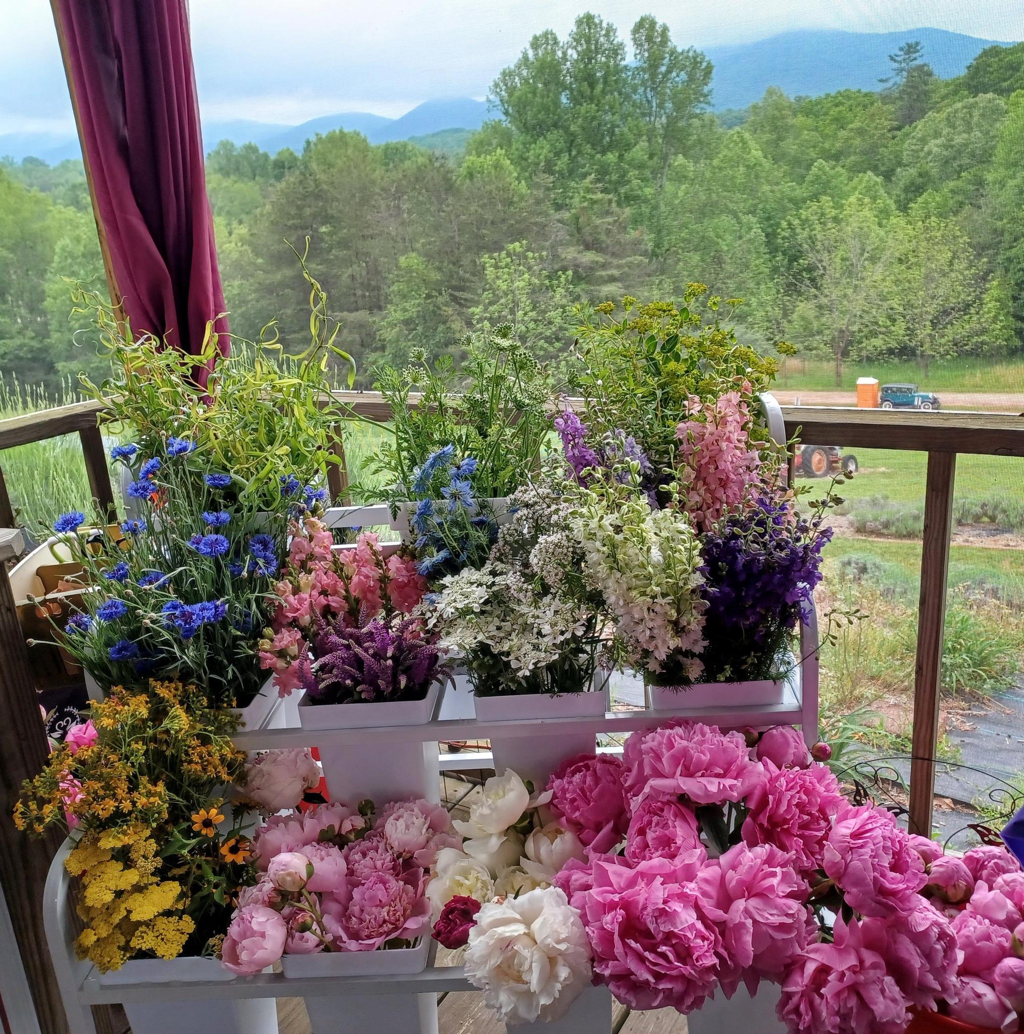 It was a great day here on the farm with our first DIY Flower Bar!! It was a Great Success! Thanks Buzy Bee Flower Farm! Can't wait to do this again.