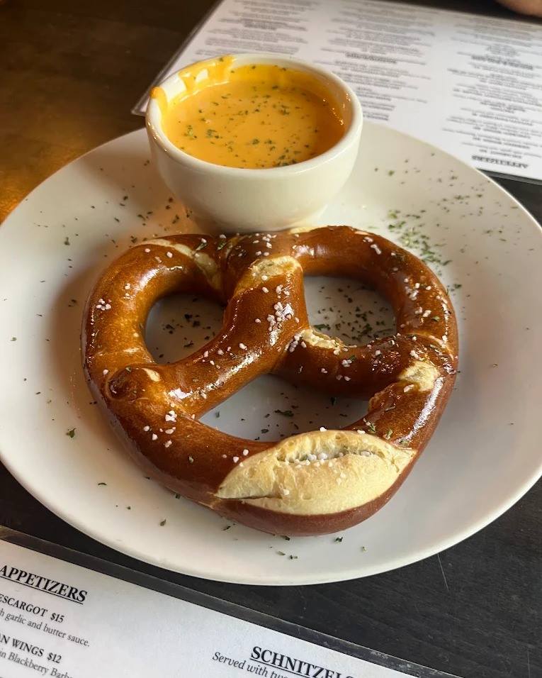 DON’T MISS: The pretzel that traveled all the way from Munich! Taste the difference an Old World recipe makes in a modern day snack...all with a riverside view at Hofbrauhaus in #AlpineHelenGA.

#helenoktoberfest #helenga #munichpretzel #northga