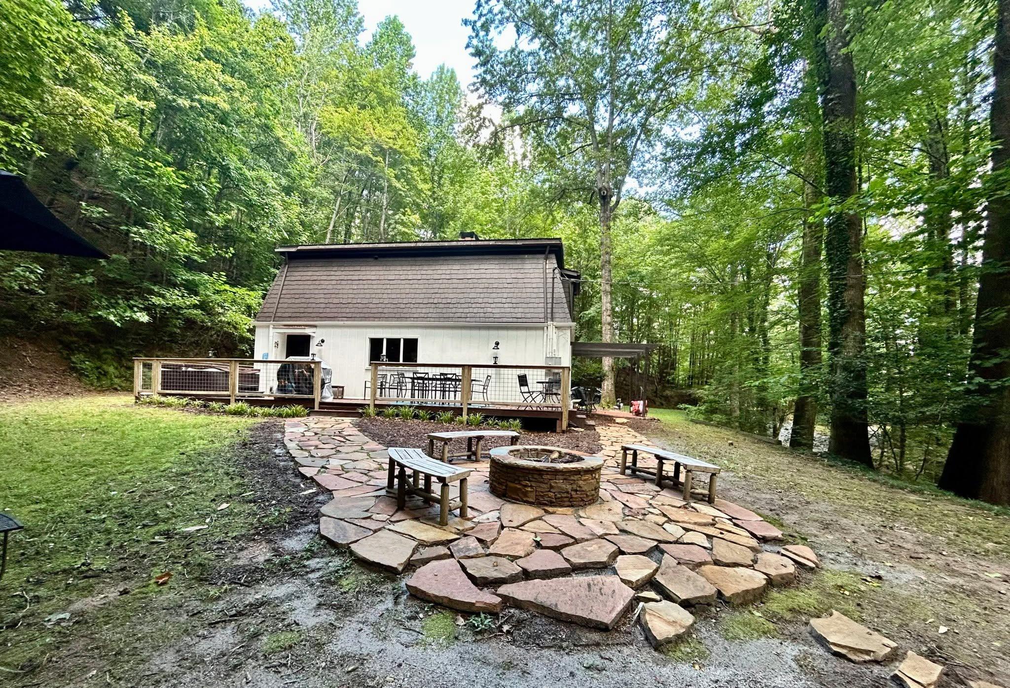 Want walkable and cozy? Try Charmant Retreat German Cottage. Prefer riverside quiet? Take a look at Riverside Trout Cottage. Turns out there’s a stay for every style in #AlpineHelenGA. 

#helenga #northga #helencabins #georgiaairbnbs