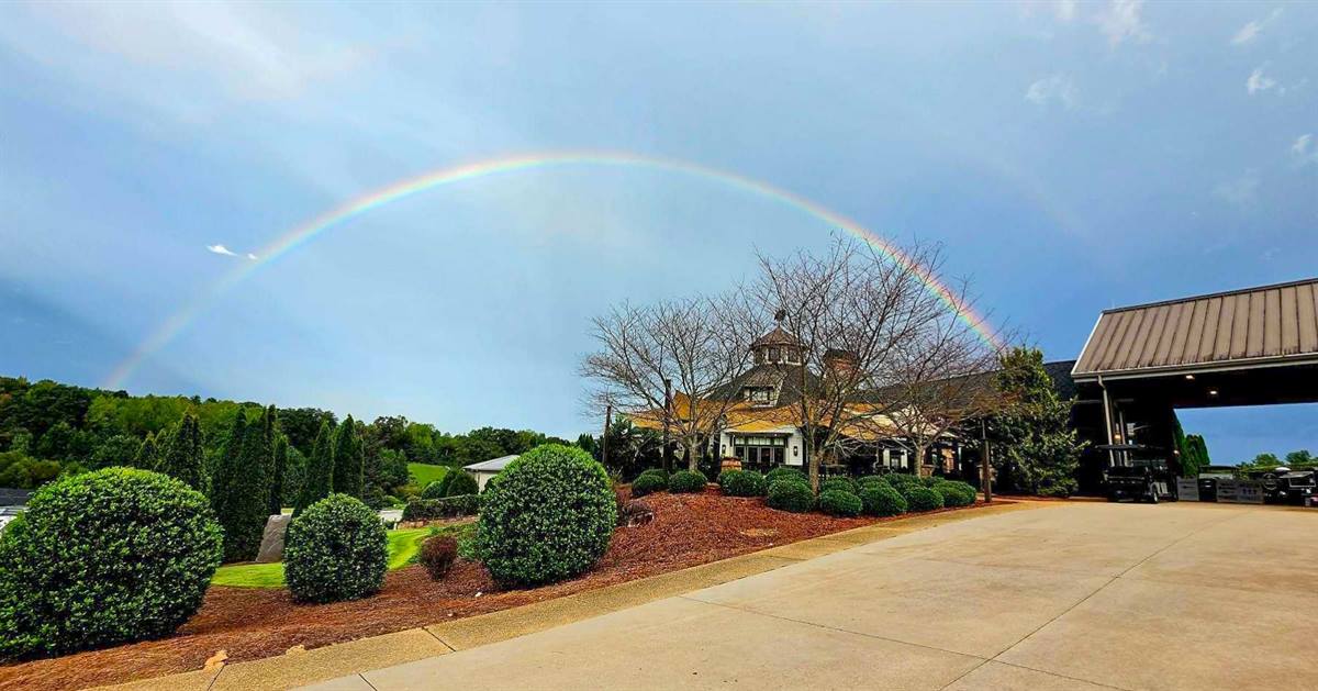 If you’ve ever wondered what’s at the end of the rainbow… 🌈🍷

Turns out, it’s Yonah Mountain Vineyards. ✨

We couldn’t have asked for a more beautiful view over the vineyard.

#YonahMountainVineyards #GeorgiaWine #GeorgiaWineCountry #NorthGeorgiaMountains #VisitYonah