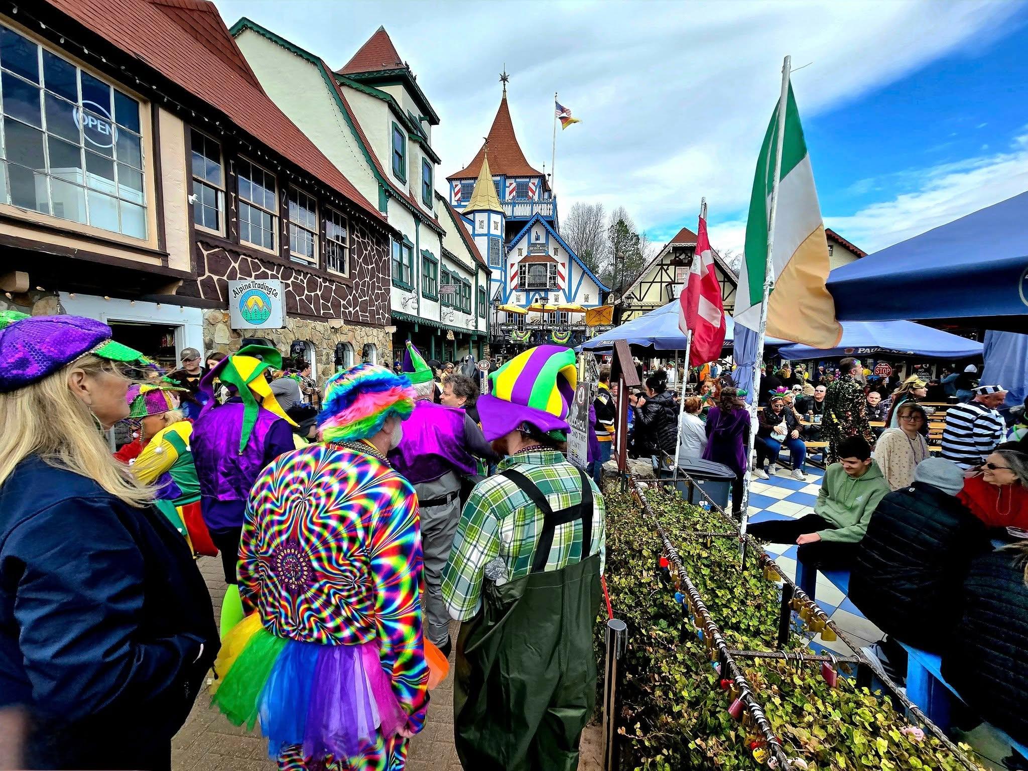 Join us for the final Fasching festivities this weekend at the Heidelberg Restaurant on Friday (2/13) and the Festhalle on Saturday (2/14) in #AlpineHelenGA. [📷: Bear Creek Cabins] 

#helenga #germanmardigras #fasching #northga #mardigras
