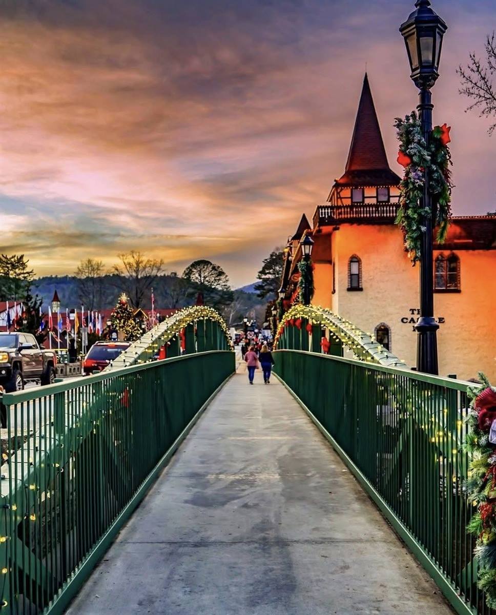 We hate to rush a good Oktoberfest, but… have you seen the calendar? Consider this your friendly reminder to start planning your #AlpineHelenGA holiday getaway now.

#helenoktoberfest #helenfortheholidays #northga #helenga