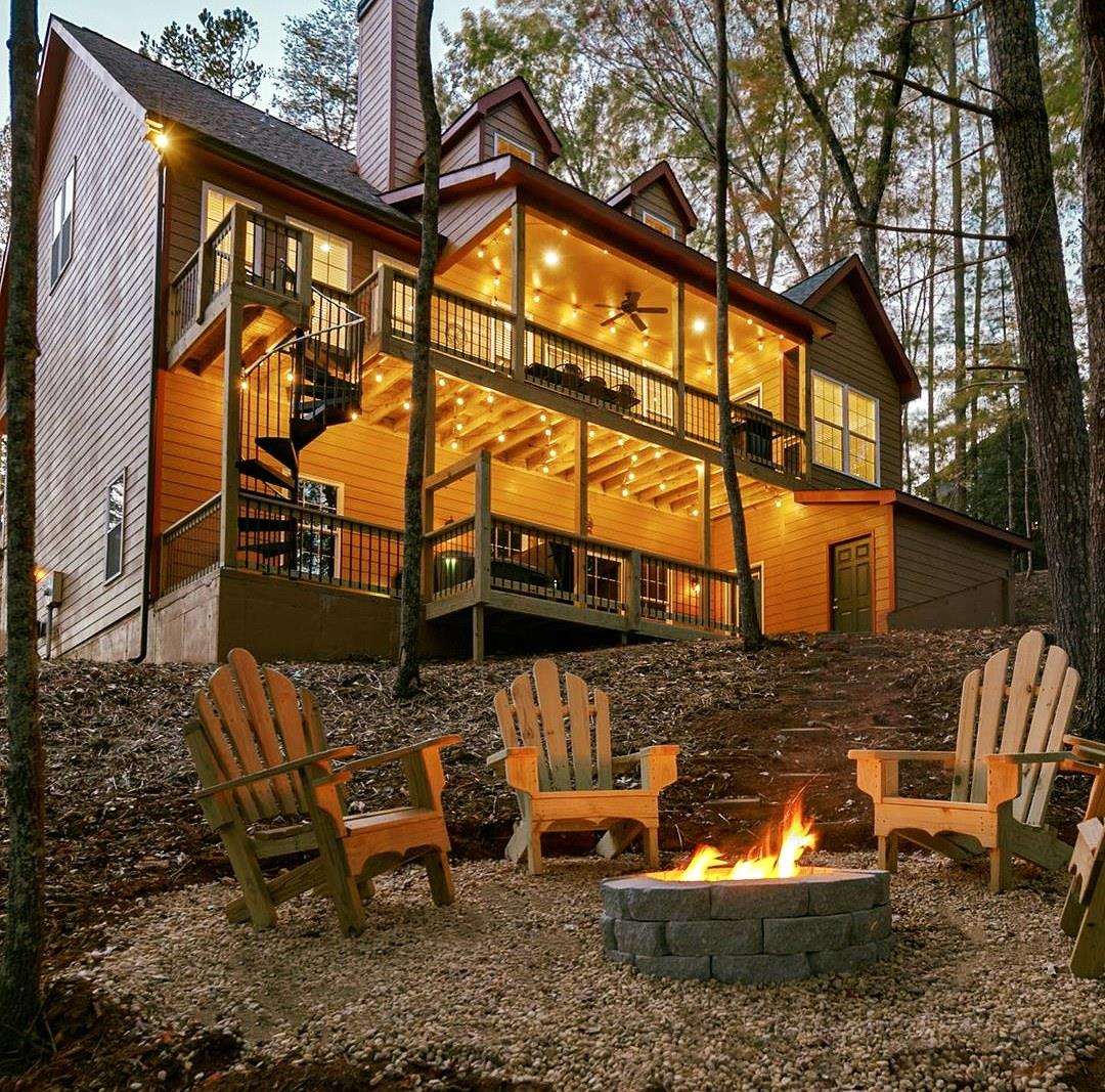 Cozy is as cozy does in the cabins of #AlpineHelenGA. 

@cabinrentalsofhelen #helenga #northgacabin #northga