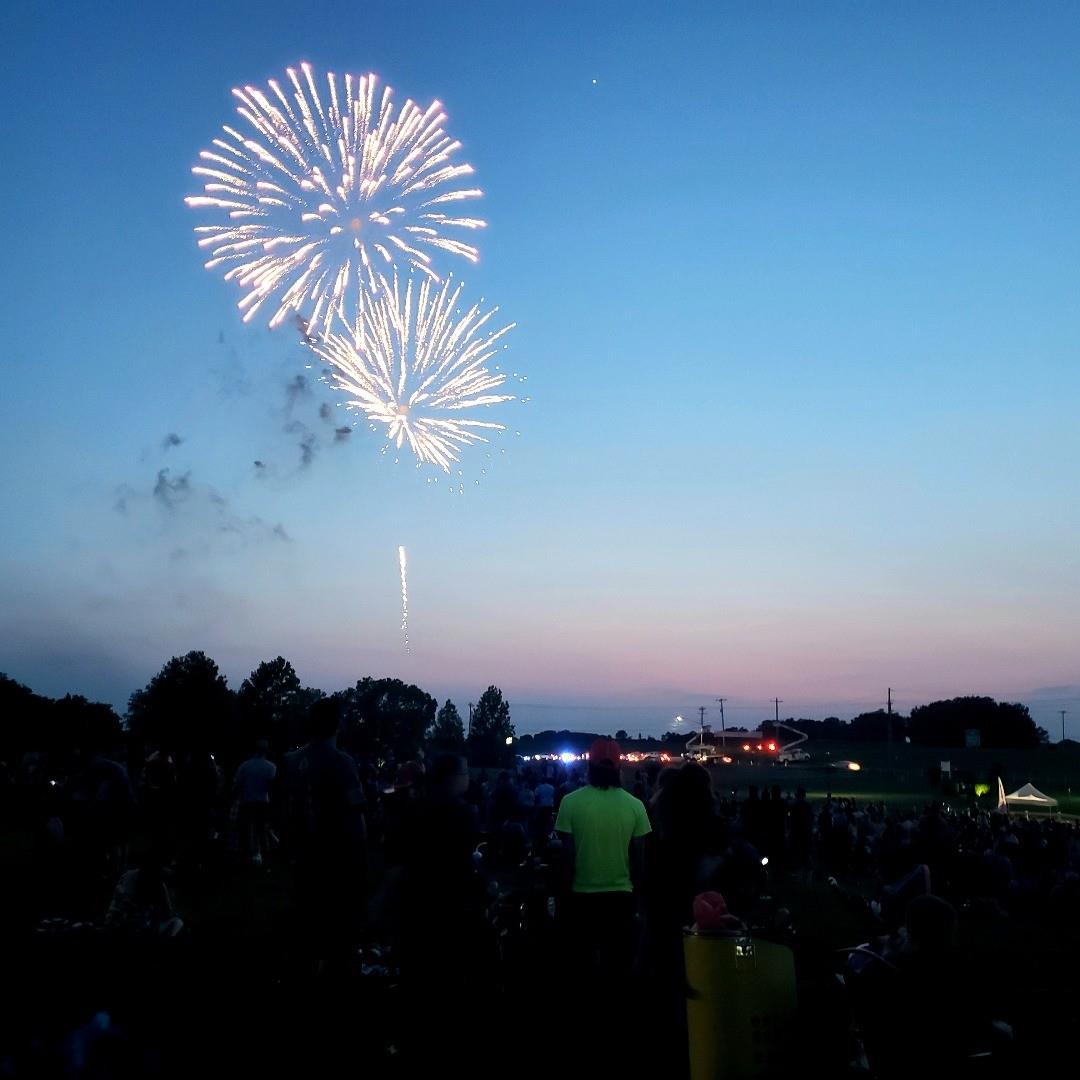 Grand Finale Fireworks put on a wonderful fireworks show for thousands of people at our Spring Into Summer Salutes Fort Campbell Festival this weekend!

#grandfinalefireworks #fireworks #america #awardwinning #visitoakgroveky #warmemorialwalkingtrail #fortcampbell #valorhall #oakgrovetourism