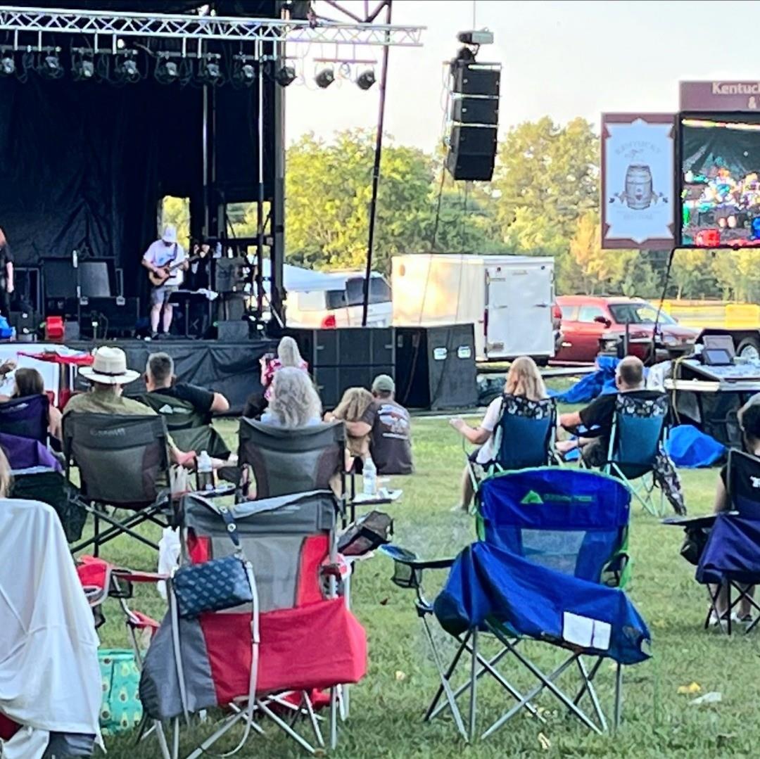 Listening to some great live music at the Kentucky Bands Bourbon and Wine Festival!

#visitoakgroveky #oakgroveky #oakgrovetourism #valorhall #fortcampbell #TeamKentucky #kybourbontrail #kywineries