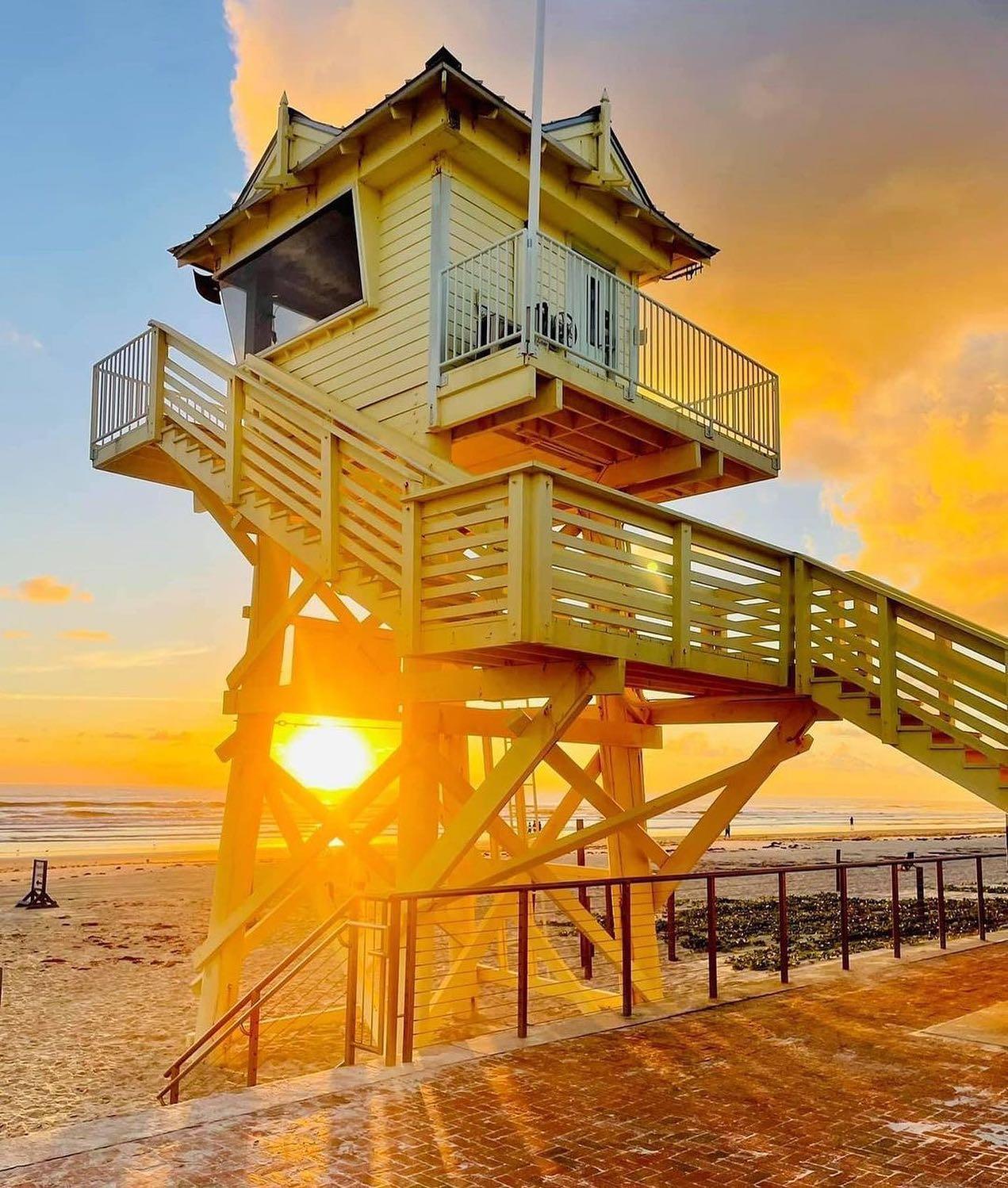 "The lifeguard tower near the Flagler Avenue Beach…New Smyrna at sunrise. One of my favorite places to be."
#LoveNSB #LoveFL
📷: Kristin Ubaghs