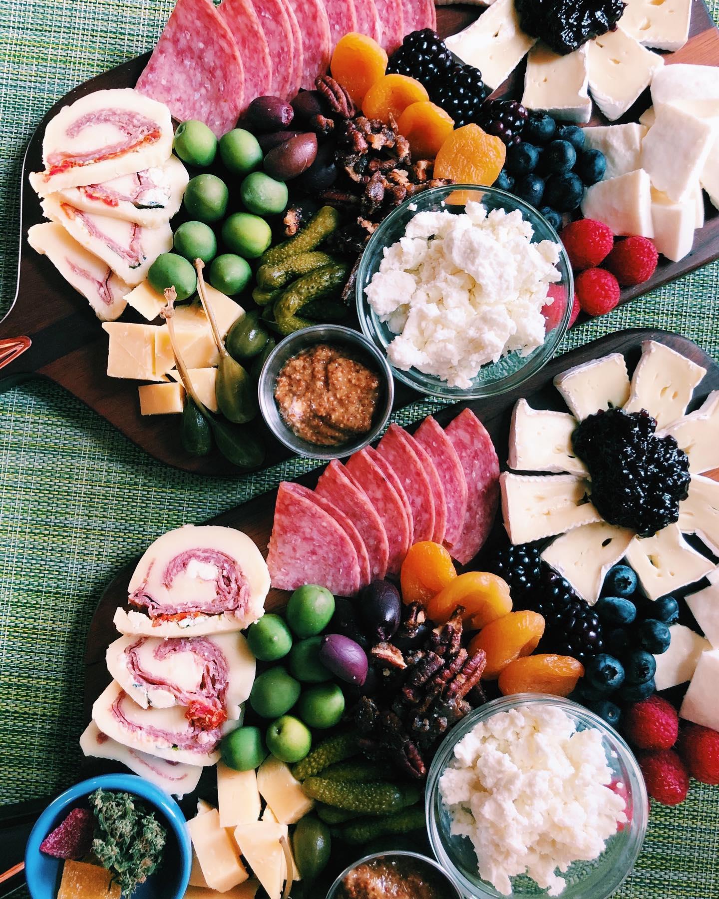 If you’re staying with us over Christmas, don’t forget to order one of our cheese plates for your arrival! 🧀💕