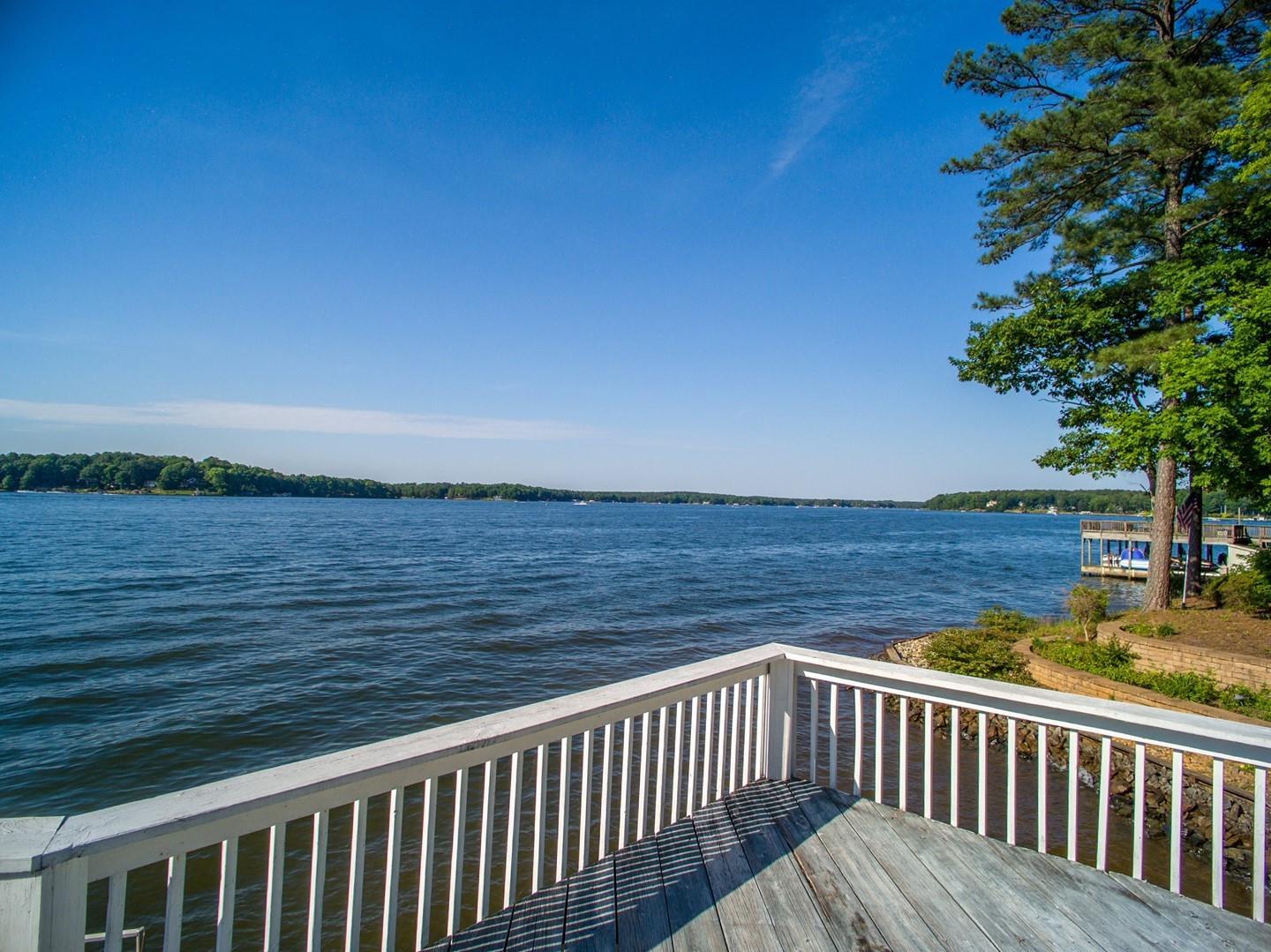 Got the Monday Blues? So do we. 💙 #LaborDay is only 2 weeks away. Book your lake vacation and wake up to this view! Find a place to stay with the link in our bio!
